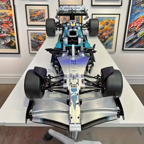 Model Car 1:8 — 2,152 Pieces
